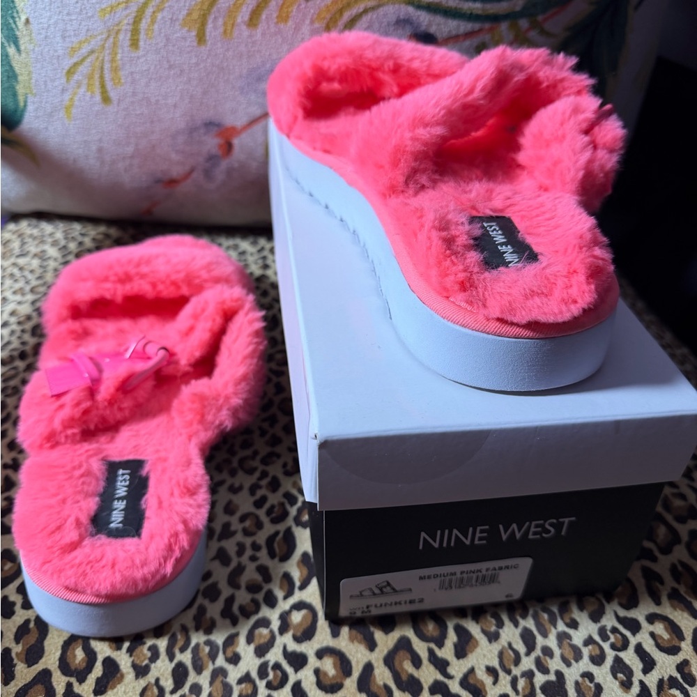 Nine West Women’s Plush Pink Slide Sandals w/ Buckles - SZ 9